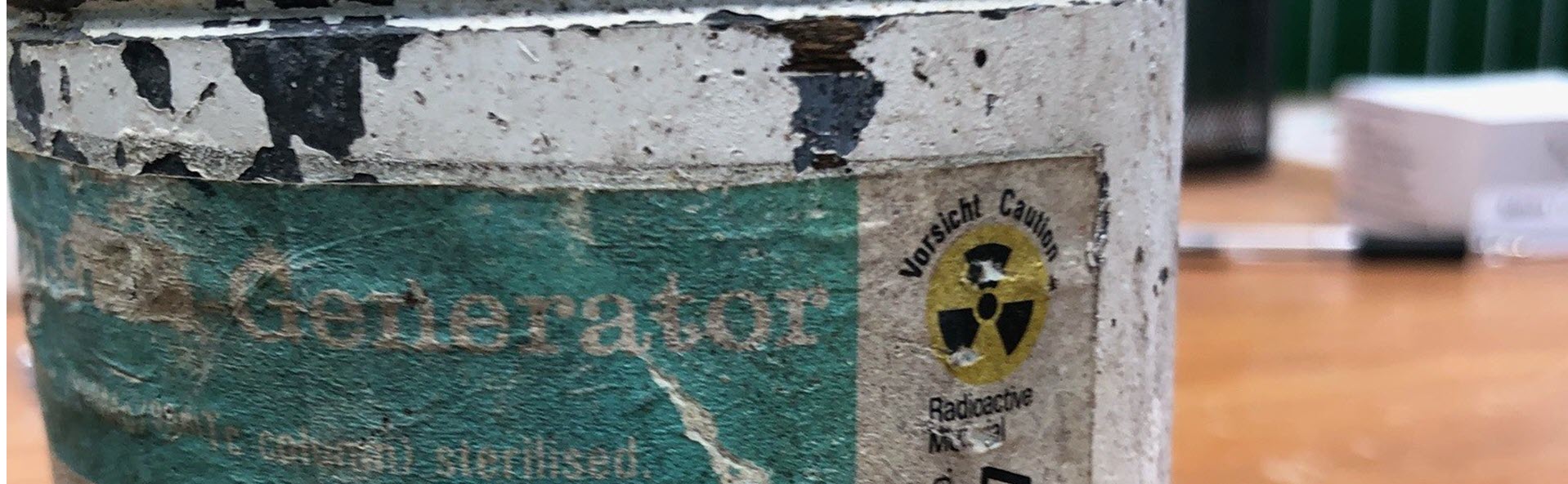billede af beholder med faremærke radioaktivt affald
